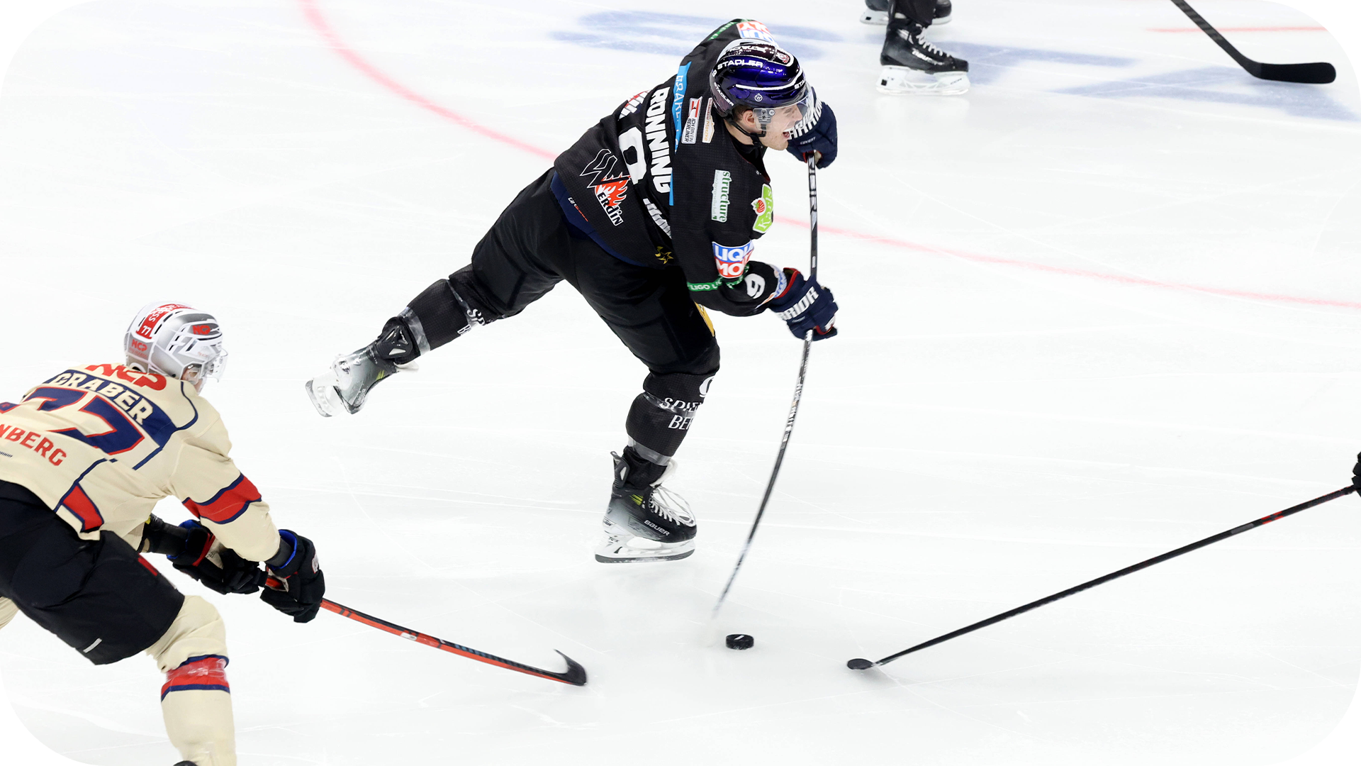 Ty Ronning von den Eisbären Berlin beim Schuss, Spieler der Nürnberger Ice Tigers versuchen diesen zu verhindern.